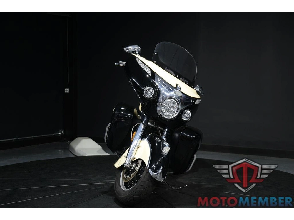 2017 Indian Motorcycle Roadmaster® Thunder Black Over Ivory Cream alt