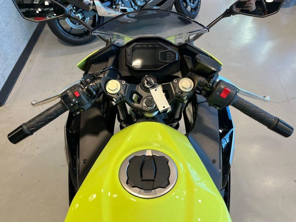 2026 Kawasaki Ninja® 500 Abs Metallic Yellowish Green/ebony alt