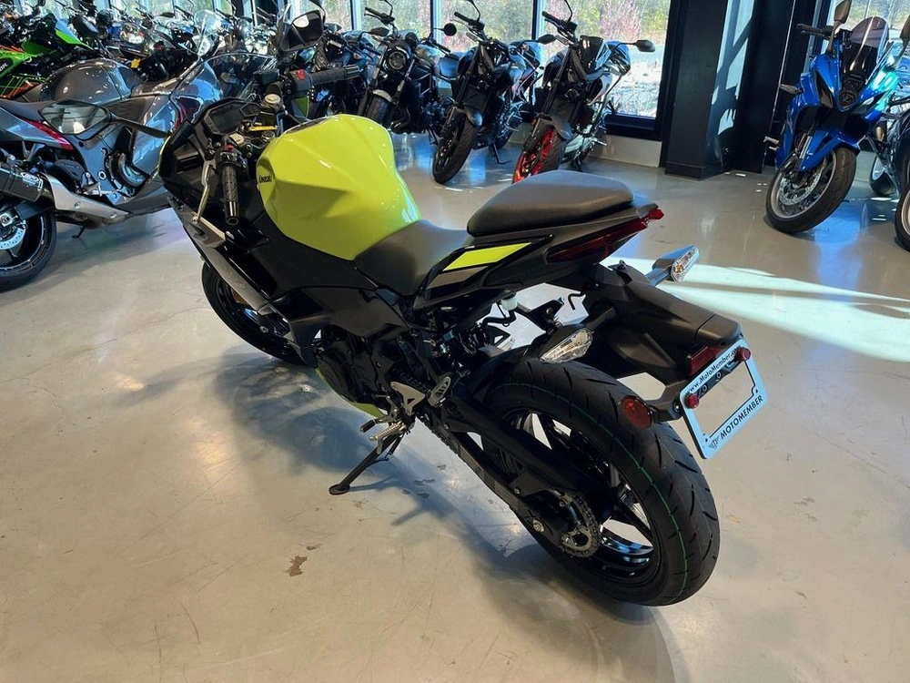 2026 Kawasaki Ninja® 500 Abs Metallic Yellowish Green/ebony alt