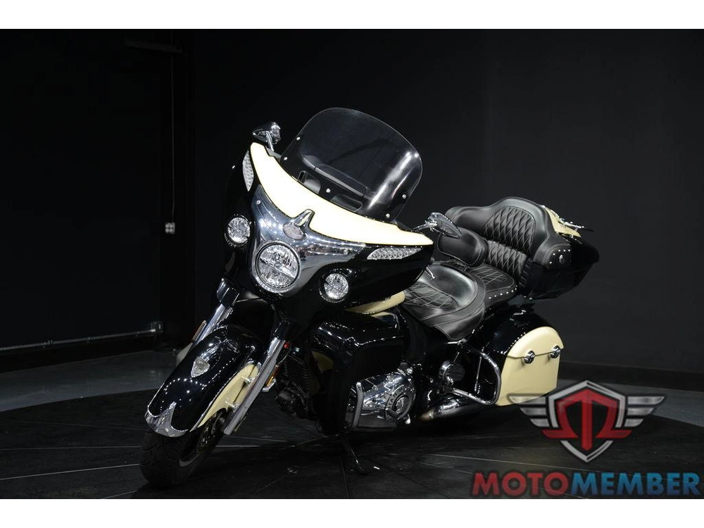 2017 Indian Motorcycle Roadmaster® Thunder Black Over Ivory Cream alt