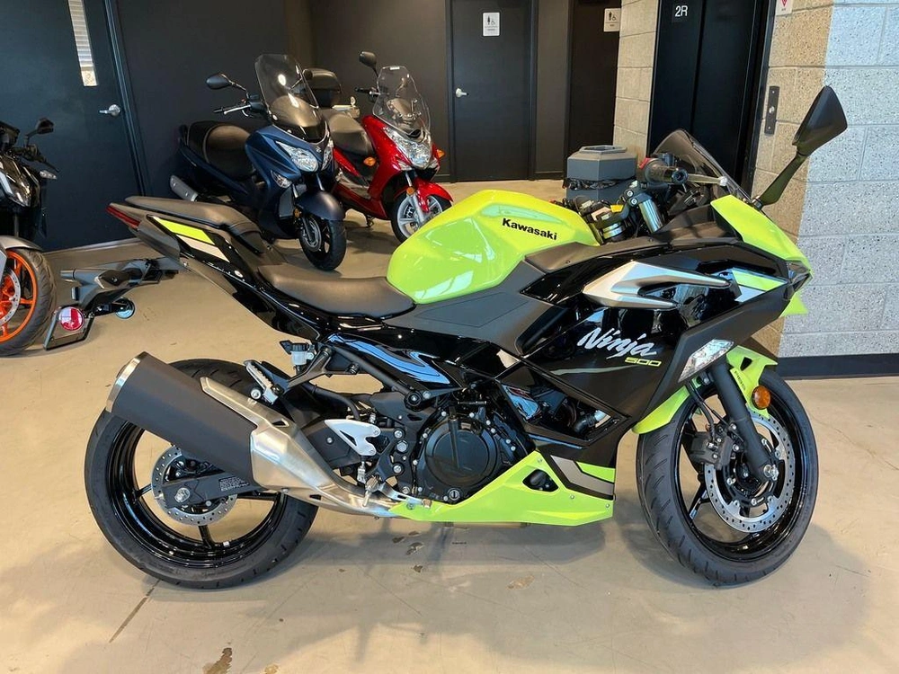 2026 Kawasaki Ninja® 500 Abs Metallic Yellowish Green/ebony alt