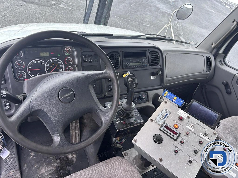 Freightliner M2-106 2011 alt