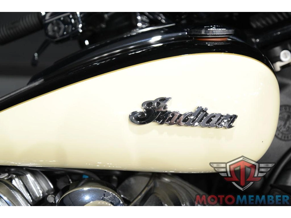 2017 Indian Motorcycle Roadmaster® Thunder Black Over Ivory Cream alt