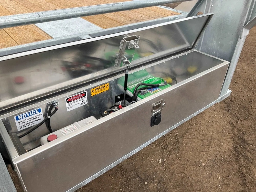 2025 Canada Trailers 8.5x26 10.5 Ton Galvanized Gooseneck Hydraulic Tilt Trailer alt