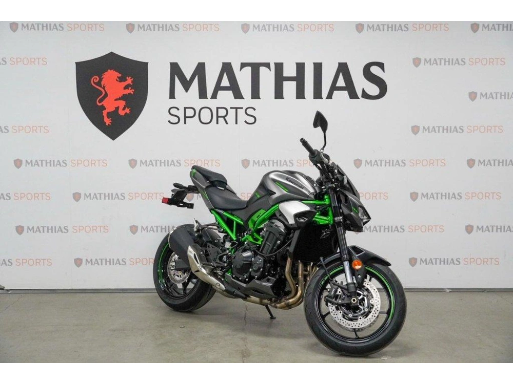 Kawasaki Z900 2025 alt