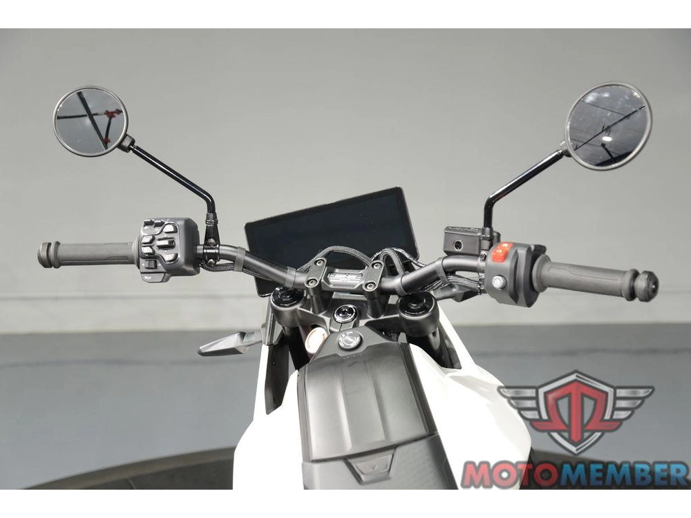 2025 Can-am Origin White alt