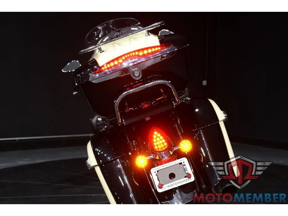 2017 Indian Motorcycle Roadmaster® Thunder Black Over Ivory Cream alt
