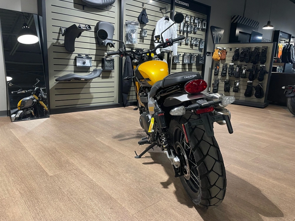 2026 Triumph Scrambler 900 - Mineral Gray / Cosmic Yellow alt