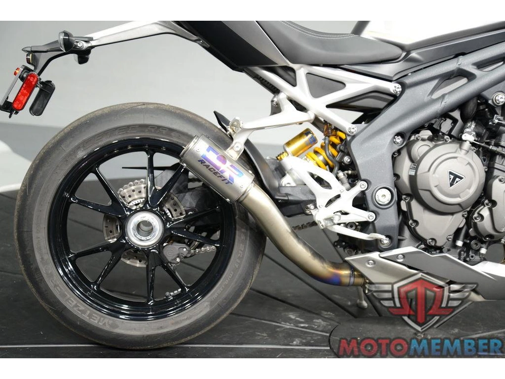 2022 Triumph Speed Triple 1200 Rs Matte Silver Ice alt