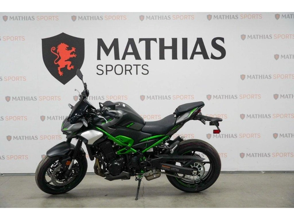 Kawasaki Z900 2025 alt