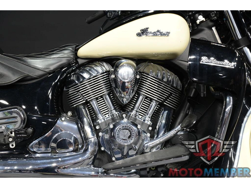 2017 Indian Motorcycle Roadmaster® Thunder Black Over Ivory Cream alt