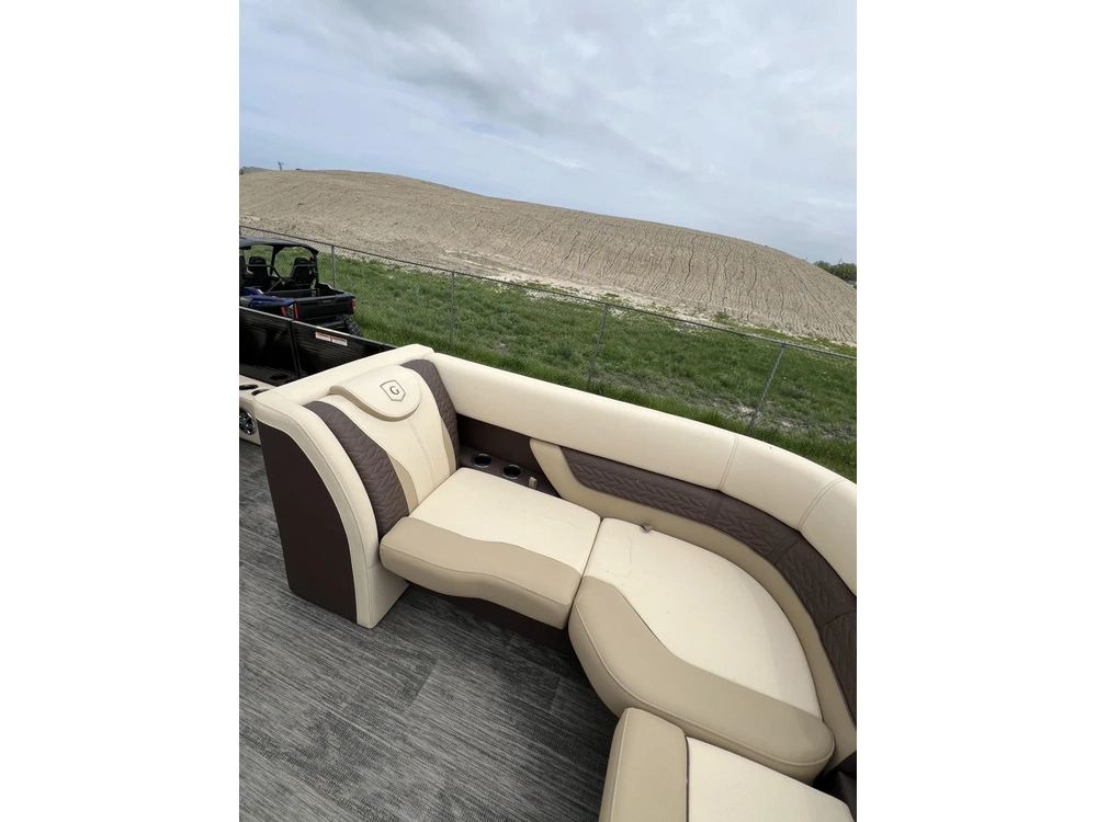 2022 Godfrey Marine Mc235rl alt