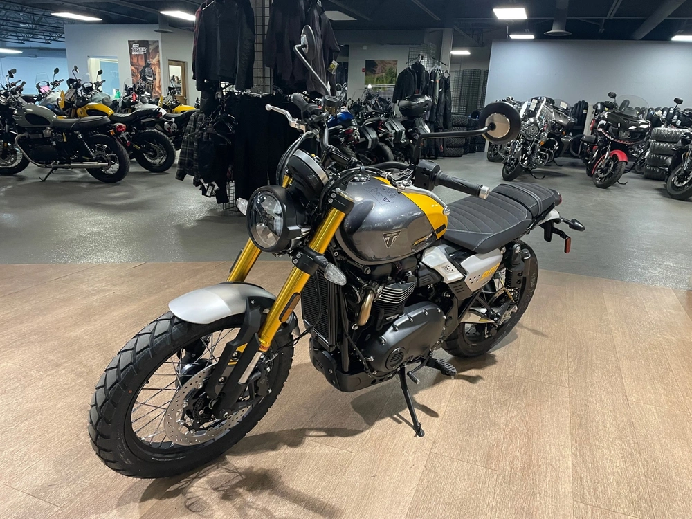 2026 Triumph Scrambler 900 - Mineral Gray / Cosmic Yellow alt