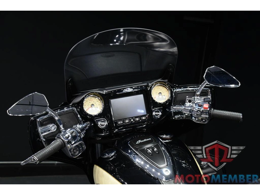 2017 Indian Motorcycle Roadmaster® Thunder Black Over Ivory Cream alt