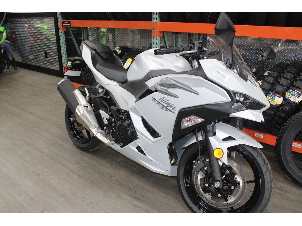 2025 Kawasaki Ninja® 500 alt