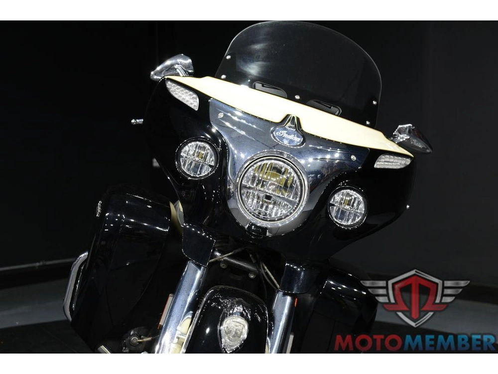 2017 Indian Motorcycle Roadmaster® Thunder Black Over Ivory Cream alt
