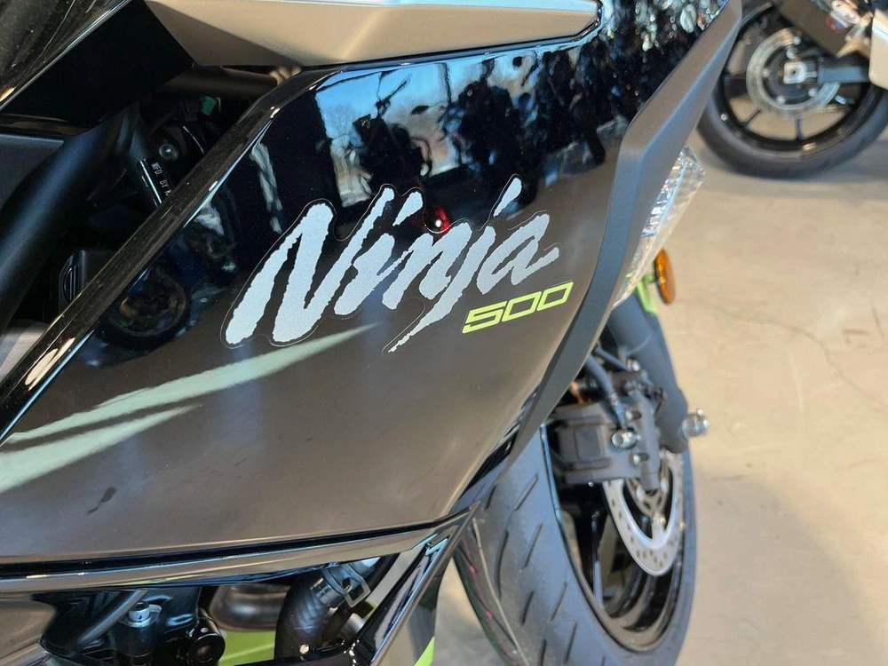 2026 Kawasaki Ninja® 500 Abs Metallic Yellowish Green/ebony alt