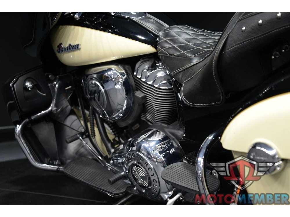 2017 Indian Motorcycle Roadmaster® Thunder Black Over Ivory Cream alt