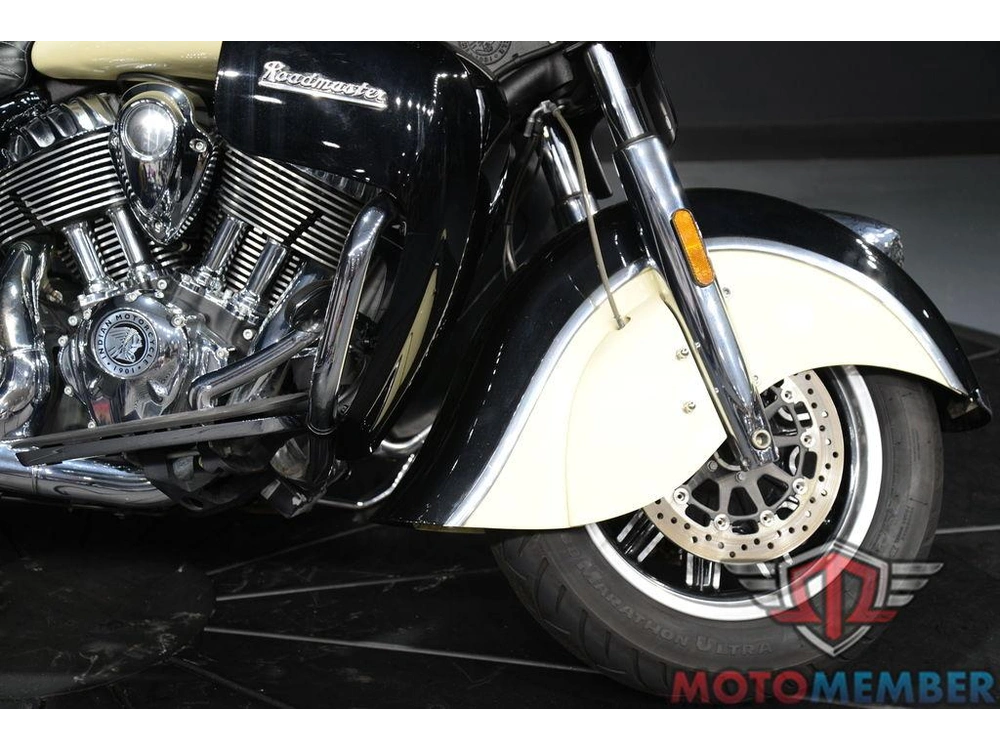 2017 Indian Motorcycle Roadmaster® Thunder Black Over Ivory Cream alt