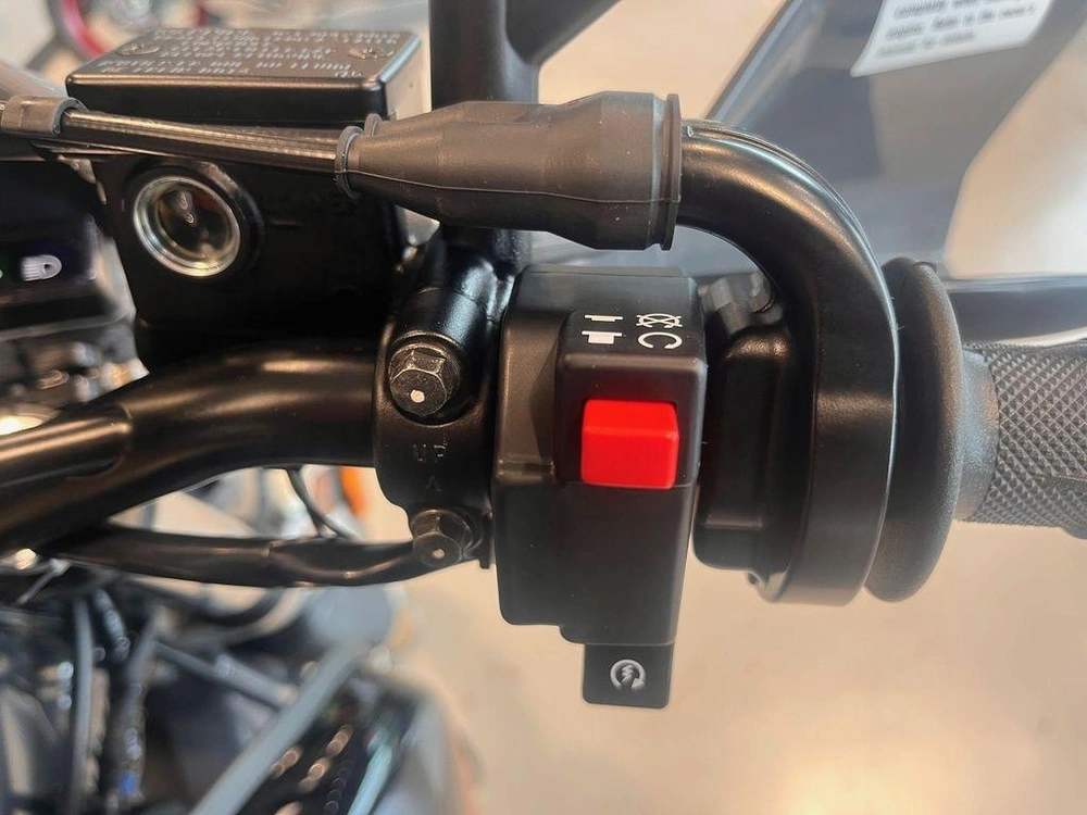 2026 Suzuki Dr650s alt