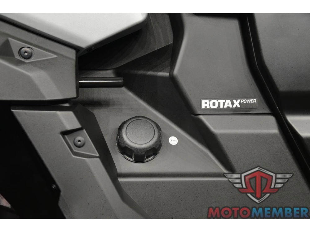 2025 Can-am Defender X Mr With Half-doors Hd10 Hyper Silver & Legion Red alt