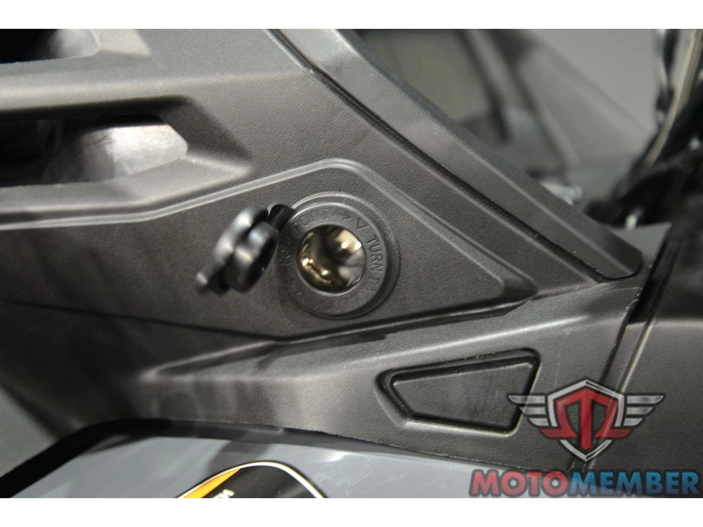 2025 Can-am Outlander X Mr 1000r Granite Grey & Legion Red alt