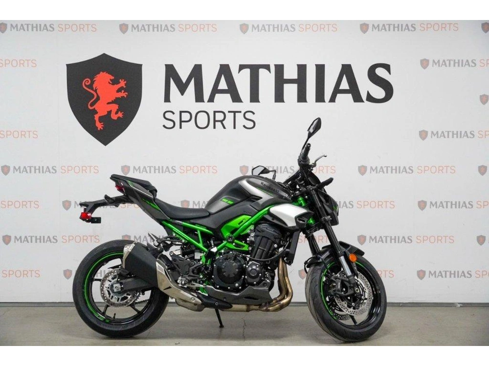 Kawasaki Z900 2025 alt