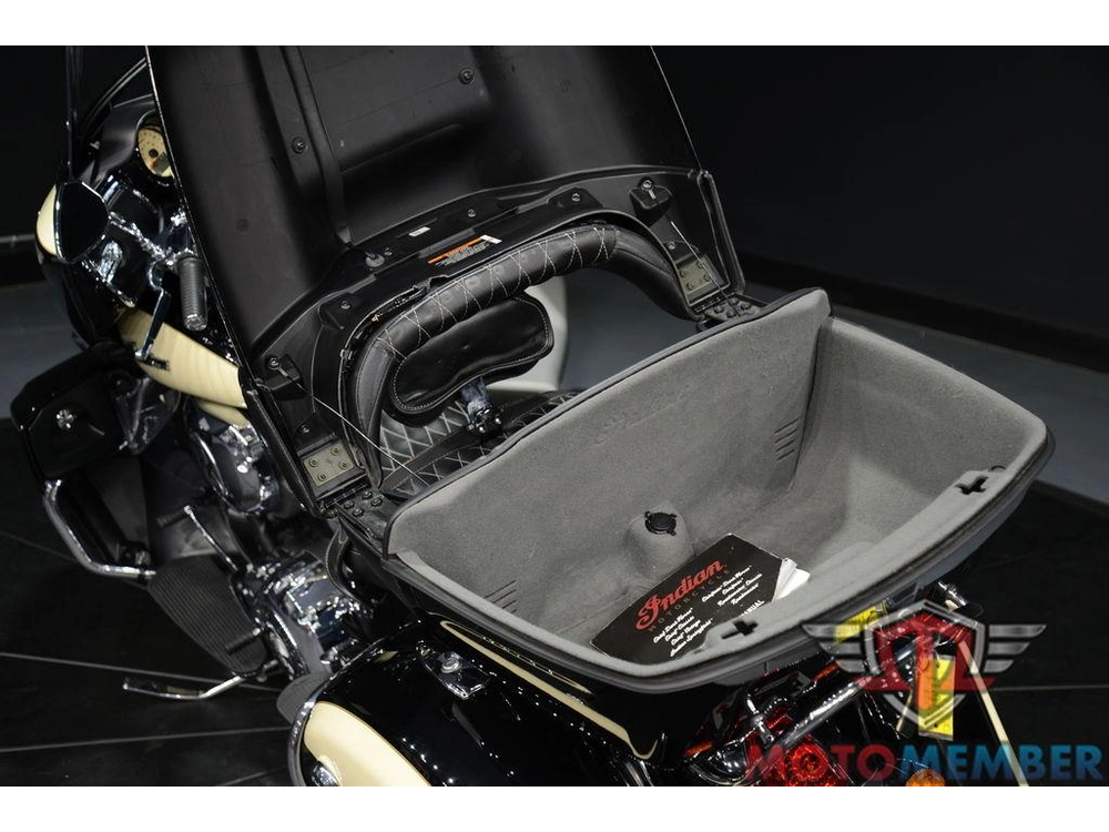 2017 Indian Motorcycle Roadmaster® Thunder Black Over Ivory Cream alt