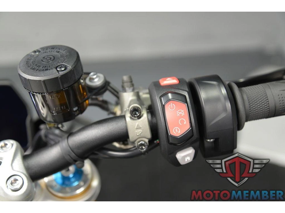 2022 Triumph Speed Triple 1200 Rs Matte Silver Ice alt