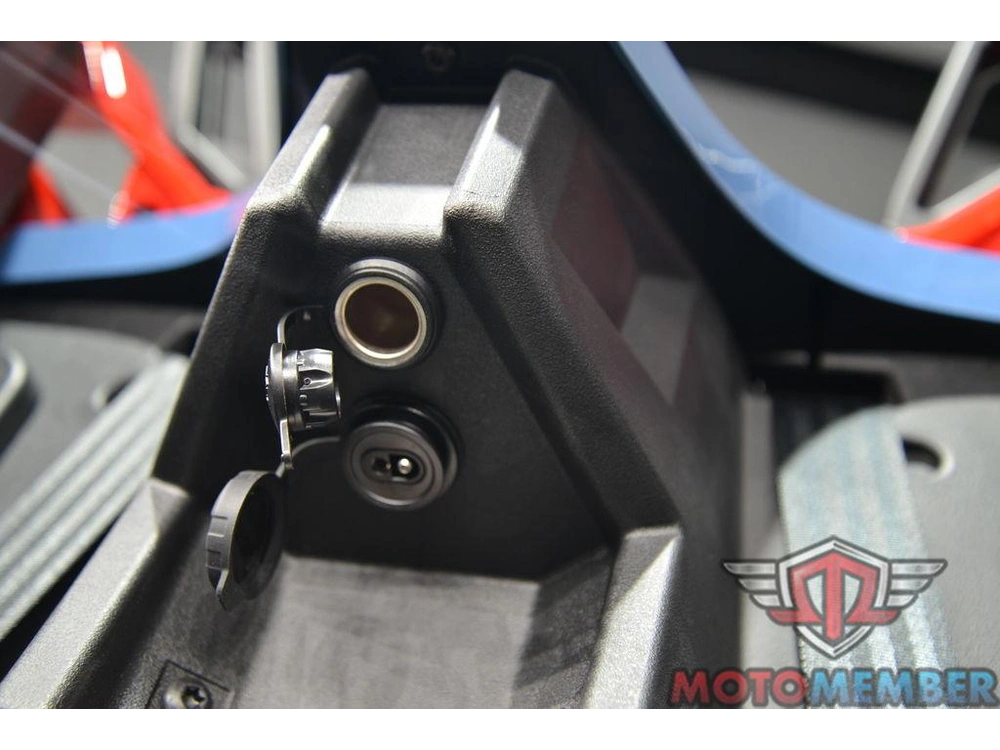 2025 Slingshot Slingshot® R Autodrive Royal Red Crystal alt