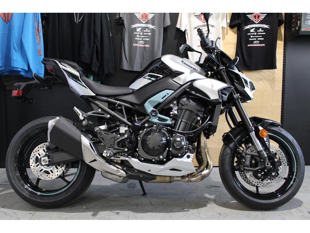 2025 Kawasaki Z900 Abs Galaxy Silver/metallic Spark Black alt