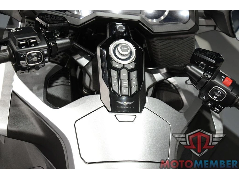 2025 Honda Gold Wing Tour alt