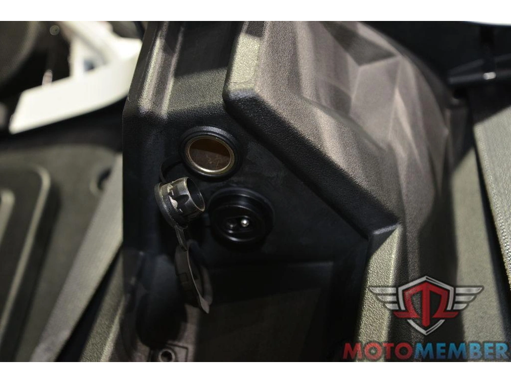 2024 Slingshot Slingshot® R Autodrive Purple Lightning alt