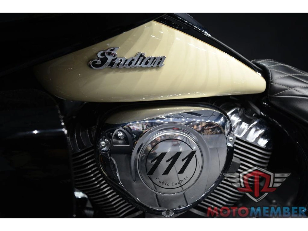 2017 Indian Motorcycle Roadmaster® Thunder Black Over Ivory Cream alt