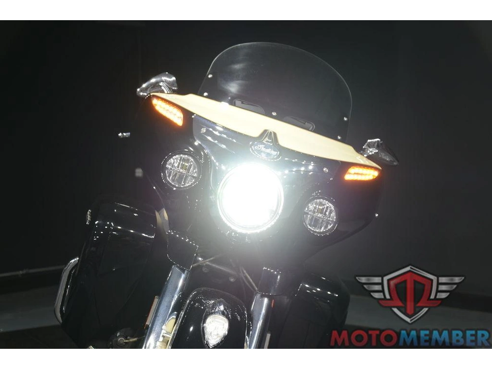2017 Indian Motorcycle Roadmaster® Thunder Black Over Ivory Cream alt