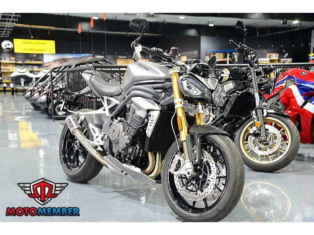 2022 Triumph Speed Triple 1200 Rs Matte Silver Ice alt