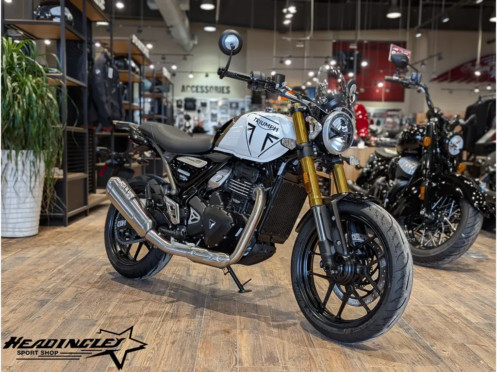 2026 Triumph Speed 400 // Pearl Metallic White/Phantom Black w/ Windscreen, Rad Guard and Luggage Rack
