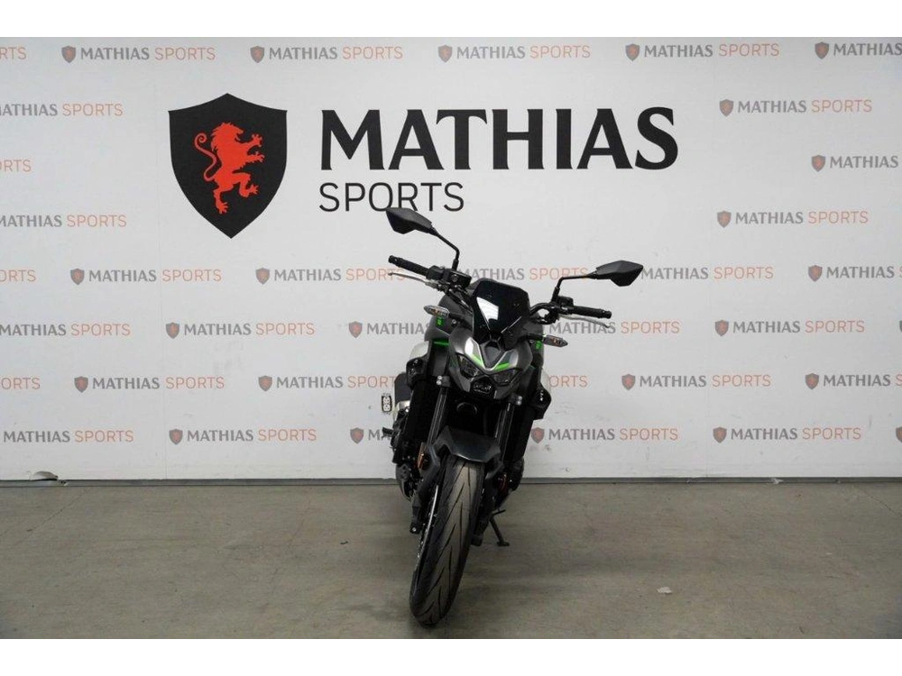 Kawasaki Z900 2025 alt