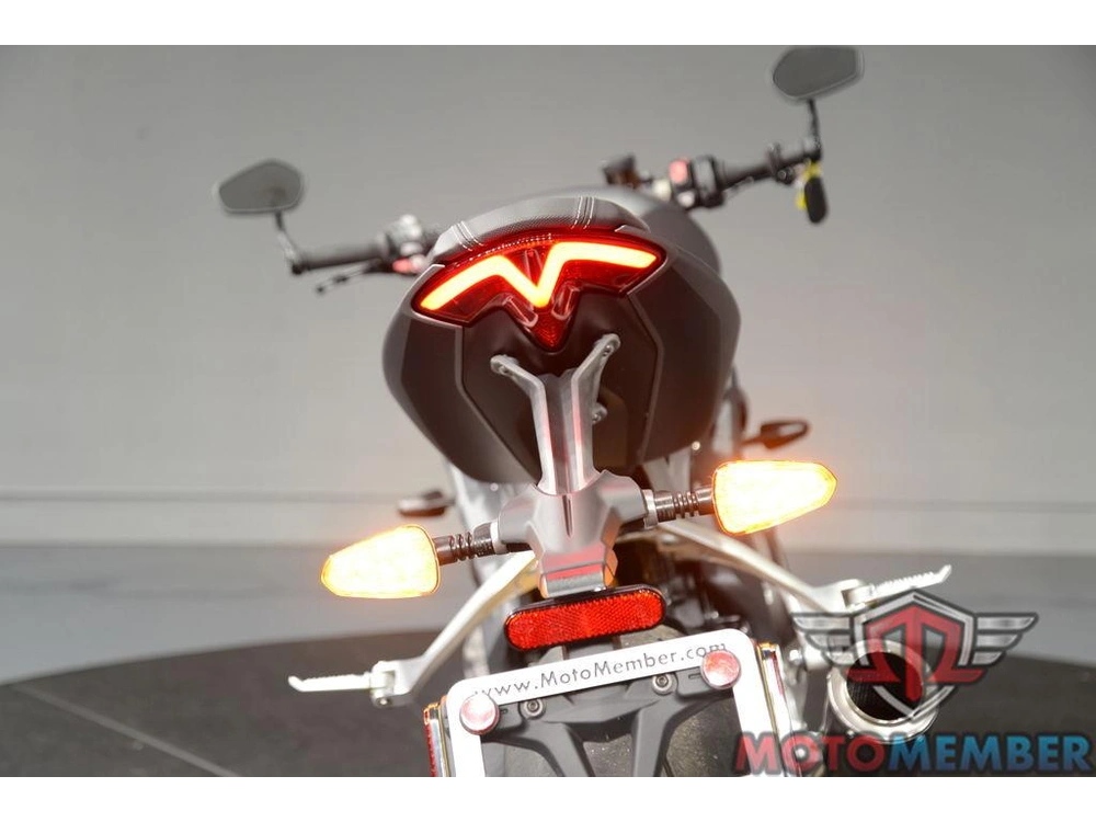 2022 Triumph Speed Triple 1200 Rs Matte Silver Ice alt