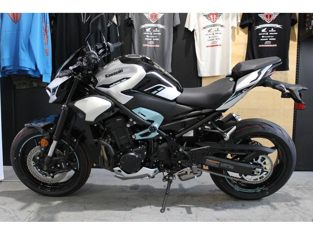 2025 Kawasaki Z900 Abs Galaxy Silver/metallic Spark Black alt