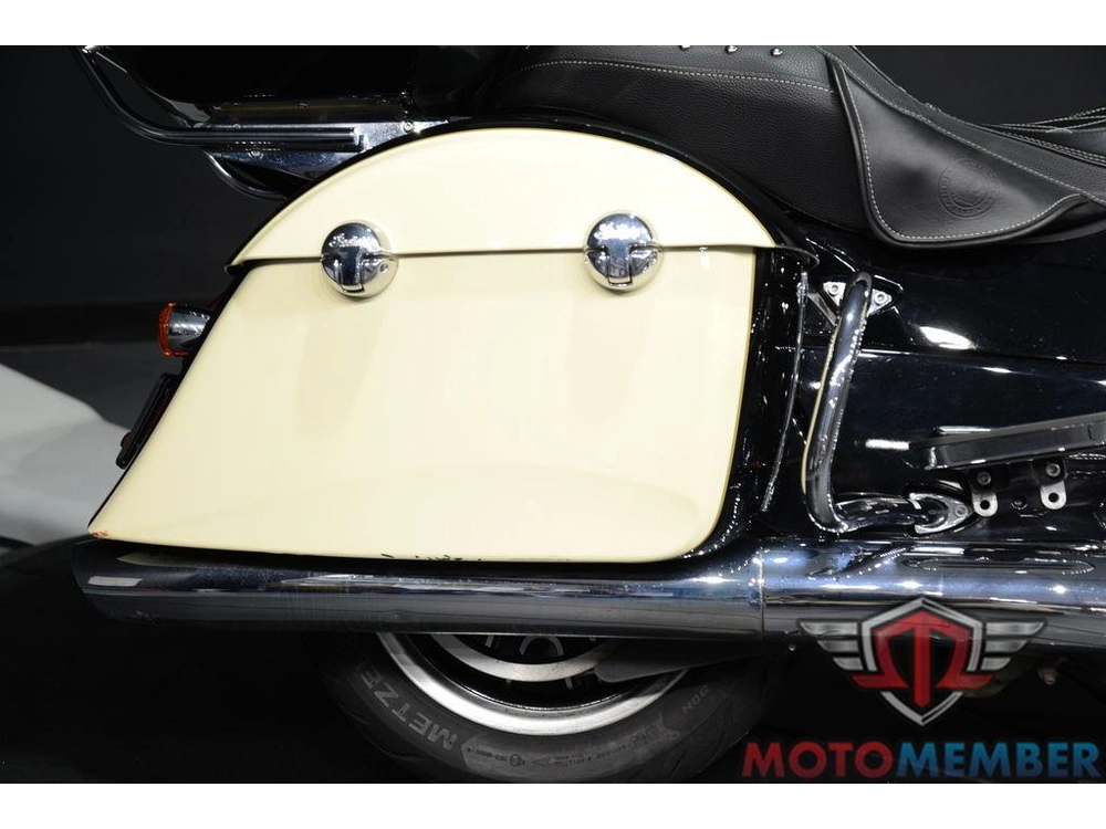 2017 Indian Motorcycle Roadmaster® Thunder Black Over Ivory Cream alt