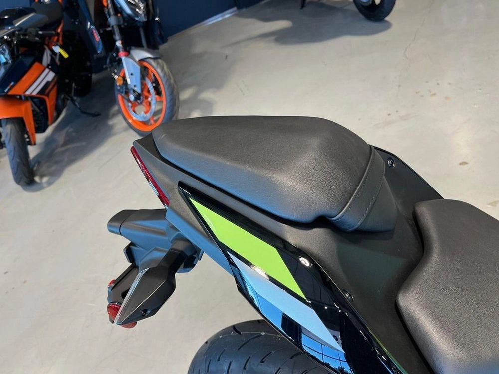 2026 Kawasaki Ninja® 500 Abs Metallic Yellowish Green/ebony alt