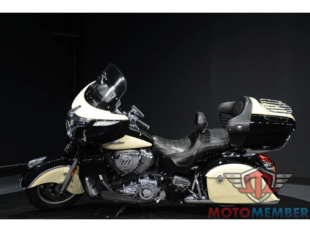 2017 Indian Motorcycle Roadmaster® Thunder Black Over Ivory Cream alt