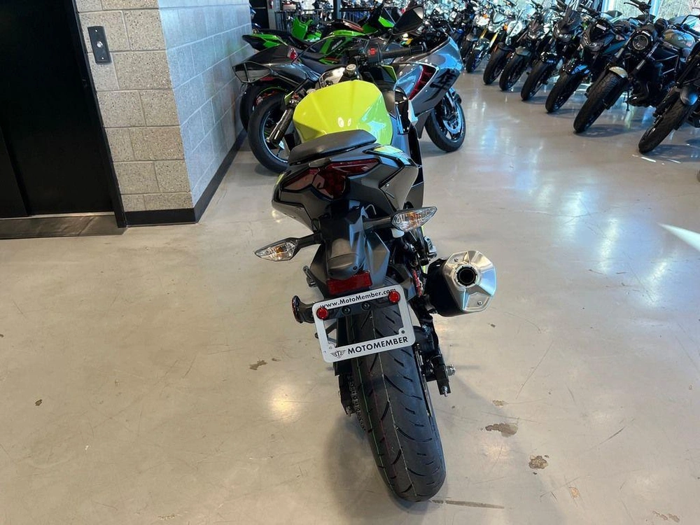 2026 Kawasaki Ninja® 500 Abs Metallic Yellowish Green/ebony alt