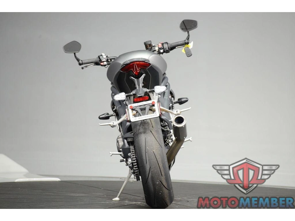 2022 Triumph Speed Triple 1200 Rs Matte Silver Ice alt