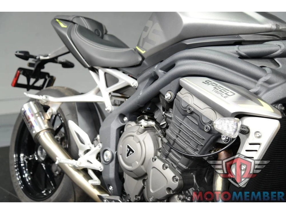 2022 Triumph Speed Triple 1200 Rs Matte Silver Ice alt