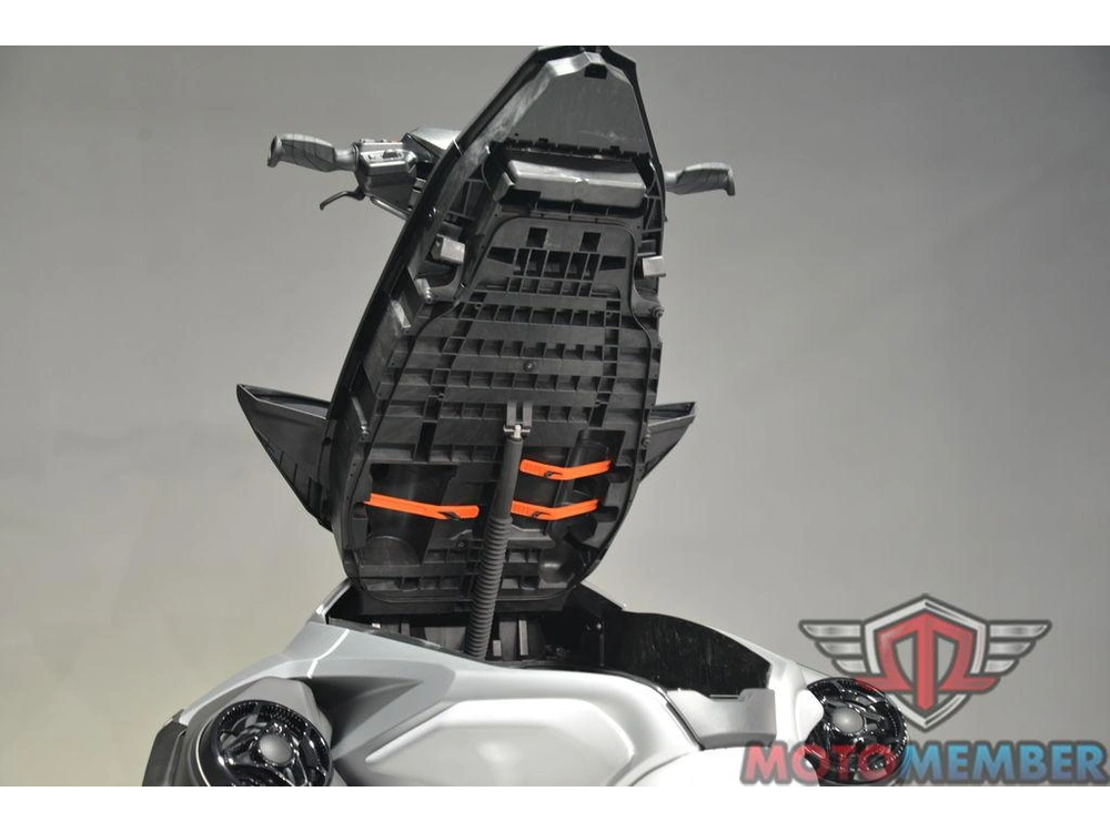 2026 Sea-doo Gtx™ Limited 325 White Pearl Premium alt