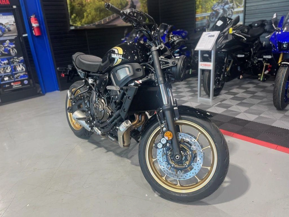 2025 Yamaha Xsr700 alt
