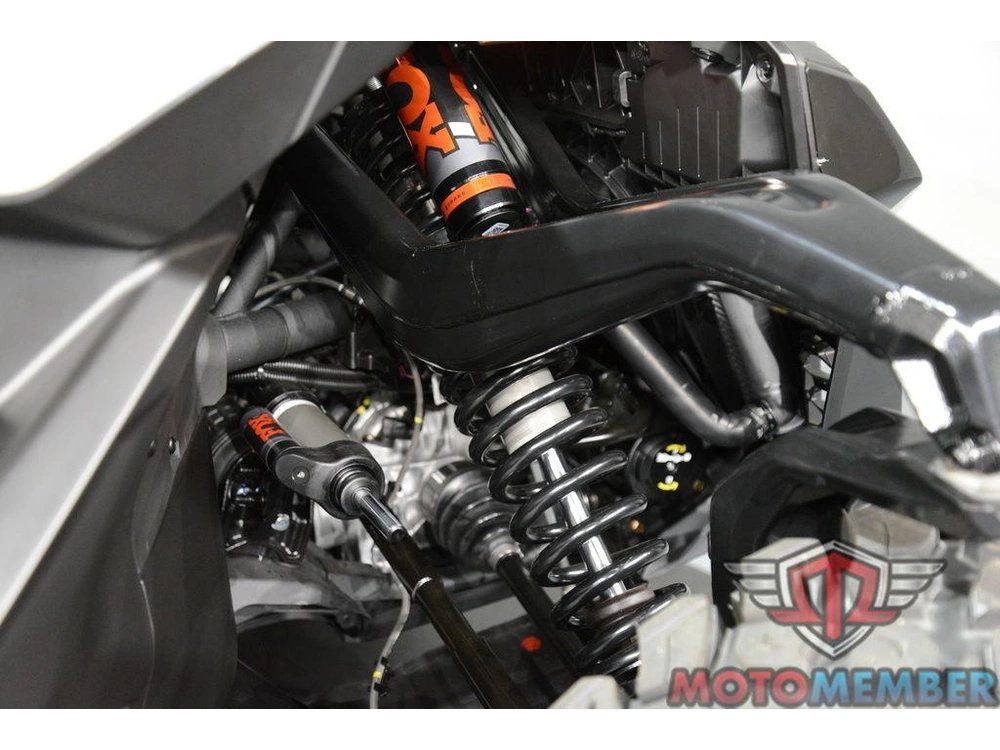 2026 Can-am Maverick R X Rc alt