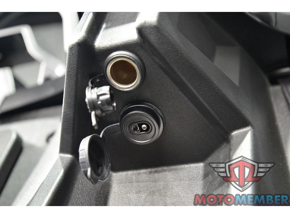 2024 Slingshot Slingshot® S W/ Technology Package I Jet Black alt